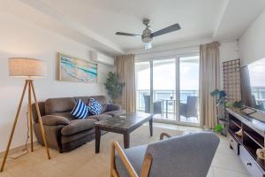 un soggiorno con un divano e un tavolo di Maho Beach House - Ocean Suite - 2 Bedroom a Maho Reef