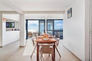 TV a/nebo společenská místnost v ubytování Villa Casalta - Vue Mer Caraïbes