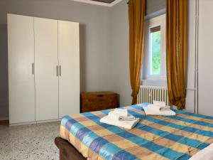 a bedroom with a bed with towels on it at Casa di Romeo - Valpolicella in Negrar
