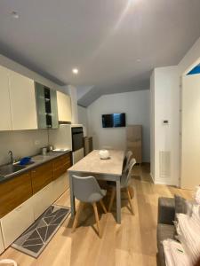 a kitchen and dining room with a table and chairs at Miramare Luxury Rooms in Scoglitti
