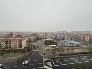 une vue d'une ville avec des bâtiments et une rue dans l'établissement Apartamenty w centrum Głogowa, à Głogów