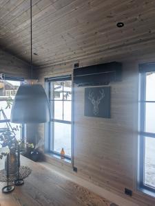 Телевизор и/или развлекательный центр в Hytte i Stryn med elbil lader