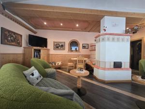 TV a/nebo společenská místnost v ubytování Hotel Azola