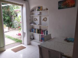 ein Zimmer mit einem Tisch und einem Bücherregal mit Büchern in der Unterkunft SHAMBHALA Homestays Cottage and Studio in Christchurch