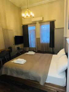 una camera da letto con un letto grande con due asciugamani sopra di City Loft 4 Stamatina's Luxury Apartments a Alexandroupoli