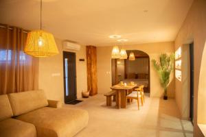 a living room with a table and a couch at Bonica Spa, Exceptionnel, piscine intérieure, spa, sauna et Parking privé in Sallaumines