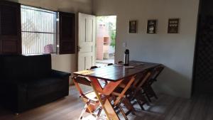 バヘイリーニャスにあるCasa em Barreirinhas em frente ao Rio Preguiçasのダイニングルーム(テーブル、椅子付) +25枚の写真