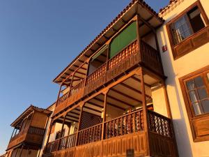 Un edificio con balcones a los lados. en Beachfront Gem with Sand and Sea at Your Doorstep, en Santiago del Teide