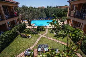 Basen w obiekcie Residence Villa Andrea lub w pobliżu