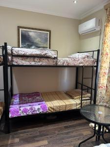 Voodi või voodid majutusasutuse The Sindh Hostel Tbilisi toas