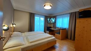 Postel nebo postele na pokoji v ubytování Hotel Cristallo + 37 fotografií