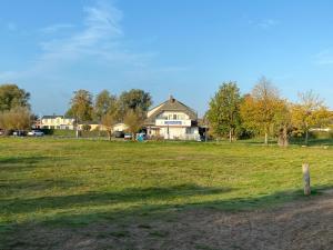 a house in the middle of a field at Auf Feiningers Spuren durch das Mönchgut Doppelzimmer ohne Küche in Lobbe