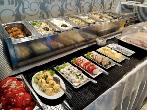 linia bufetowa z wieloma różnymi rodzajami jedzenia w obiekcie Hotel Agat & SPA w Bydgoszczy