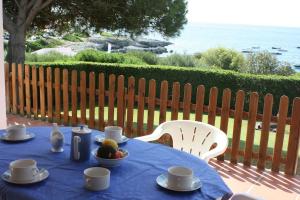 a blue table with a bowl of fruit on top of it at Villa en Binebeca con vistas espectaculares in Binibeca