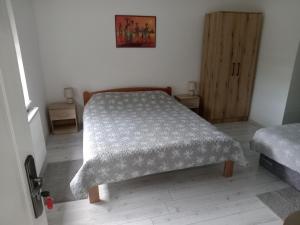 Tempat tidur dalam kamar di APARTMAN “POD KRALJEVICOM”