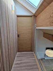 Koupelna v ubytování Duplex type chalet dans le Jura