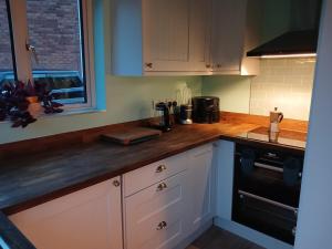 Dapur atau dapur kecil di 2 bed room house available with free parking