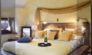 Postel nebo postele na pokoji v ubytování Glovers cottage private hot tub and super king