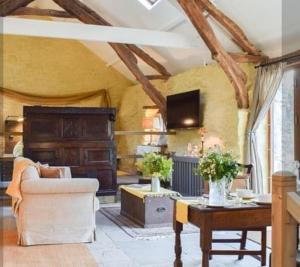 TV a/nebo společenská místnost v ubytování Glovers cottage private hot tub and super king