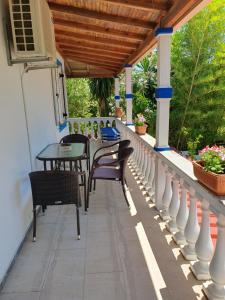 un patio con sillas y una mesa en un porche en Villa Archontou, en Agios Georgios Pagon