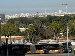 カサブランカにあるApartment busway nearshoreの路地裏の駐車場に停車するバス