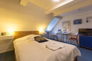a bedroom with a bed and a table with chairs at Frauenhotel Hanseatin - Women Only in Hamburg