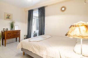 Un dormitorio con una cama y una cómoda y una ventana. en La Villa Jasmin, en Montauroux 64 fotos más