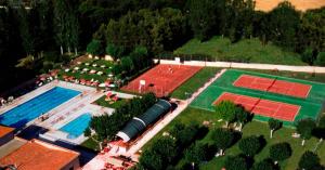 Tenis a/nebo squash v ubytování Bungalows y Mobil Homes Camping Regio nebo okolí