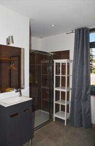 Fotografie z fotogalerie ubytování Maison contemporaine piscine avec vue panoramique v destinaci Vagnas