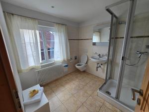 Koupelna v ubytování Haus Engel Gams + 37 fotografií