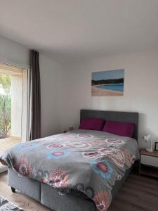 una camera da letto con un letto con una coperta colorata di Appartement à Cala Rossa a Lecci Altre 15 foto