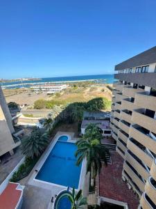 ポルラマルにあるAtenea Suite Apartmentの建物の横にあるスイミングプールの景色