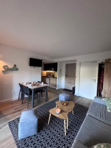 un soggiorno con un divano e un tavolo di Appartement à Cala Rossa a Lecci