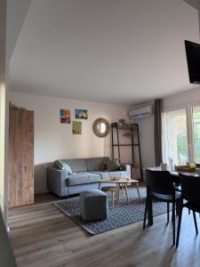 un soggiorno con un divano e un tavolo di Appartement à Cala Rossa a Lecci