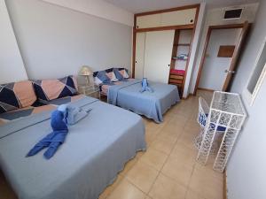 ポルラマルにあるAtenea Suite Apartmentのベッド2台とソファのあるリビングルーム