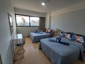 ポルラマルにあるAtenea Suite Apartmentのベッド2台とソファがあるホテルの部屋