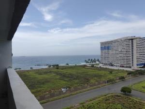 ポルラマルにあるAtenea Suite Apartmentの大きな建物と海の景色を望めます。