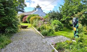 En hage utenfor The Rockhouse - Cosy stone built Thatch Cottage