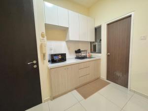 Kuchyň nebo kuchyňský kout v ubytování Peaceful 3BR 2B with Pool 10pax Wangsa Maju near Wangsa Walk