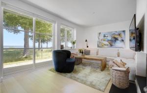 Televisyen dan/atau pusat hiburan di Awesome Home In Dronningmølle With Wifi