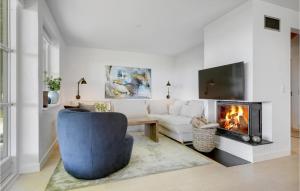 Televisyen dan/atau pusat hiburan di Awesome Home In Dronningmølle With Wifi