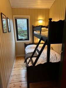 a room with two bunk beds and a window at Great cottage with unique views and high standard in Tørhogg
