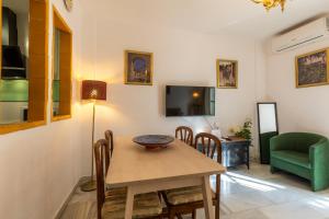 TV a/nebo společenská místnost v ubytování Apartamentos Ruta de la Sierra + 8 fotografií