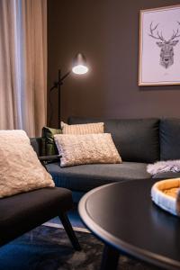a living room with a couch and a table at Villa Havu A in Syöte