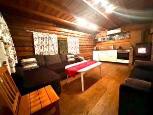 ein Wohnzimmer mit Sofa und Tisch in der Unterkunft Mi Sann Holiday Home in Haanja
