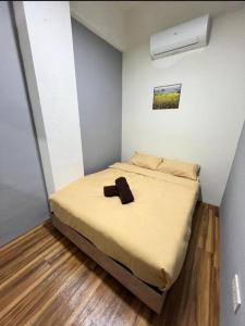 Ένα ή περισσότερα κρεβάτια σε δωμάτιο στο SASA Roomstay-Self Check In KLIA Transit +13 φωτογραφίες