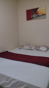 Postel nebo postele na pokoji v ubytování Quarto de casal em casa de vila