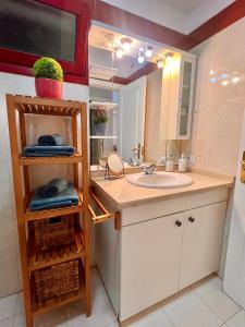 ein Badezimmer mit Waschbecken und Spiegel in der Unterkunft Apartamento Balandros in Palm-mar