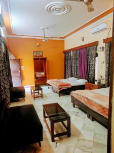 Postel nebo postele na pokoji v ubytování Shantiniketan 4BHK Comfortable Family Stay in Ayodhya