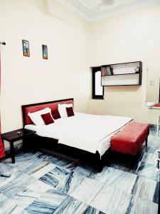 Postel nebo postele na pokoji v ubytování Shantiniketan 4BHK Comfortable Family Stay in Ayodhya